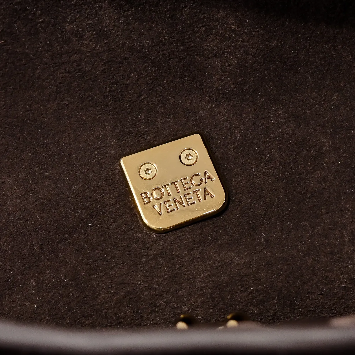 Batch 2360 #Bv New Ciao Ciao handbag Ciao Ciao means "hello" and "goodbye" in Italian, showing a relaxed and casual lifestyle ⭐️Made of Dutch Silky Calf calf leather ~ silky to the touch. The leather is thick, and the suede lining is soft and comfortable. The relaxed feeling of stacked smooth leather, the representative woven element shoulder strap, and the perfect embellishment of golden buckles 💥The bag has a unique shape, casual and exquisite, and super practical ☄️Carry Ciao Ciao to accompany you in various occasions, and be the most stylish you 🎀 Model: 7231 Size: 34x26x15
